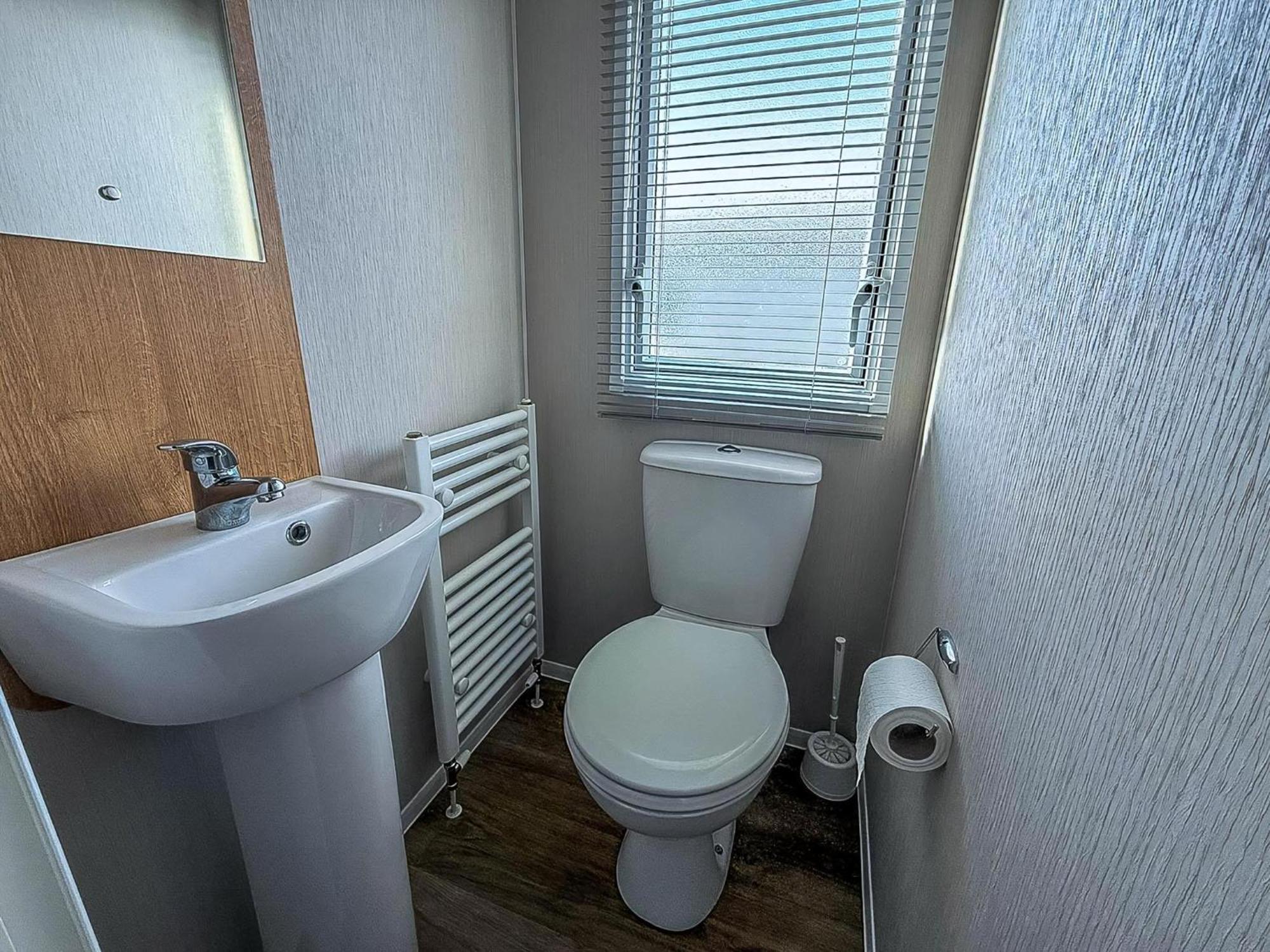 Lovely 8 Berth Caravan In Southview Holiday Park, Ref 33042Tc 斯凯格内斯 外观 照片
