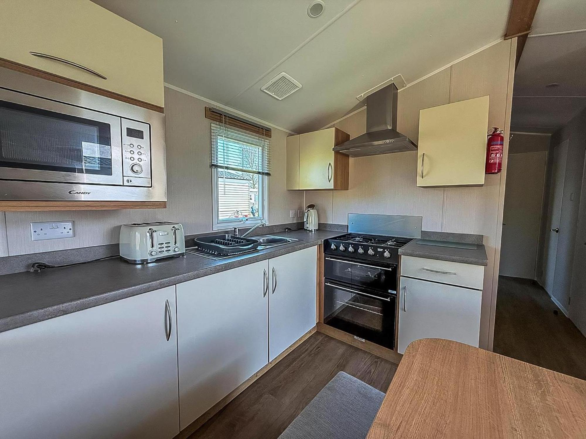 Lovely 8 Berth Caravan In Southview Holiday Park, Ref 33042Tc 斯凯格内斯 外观 照片